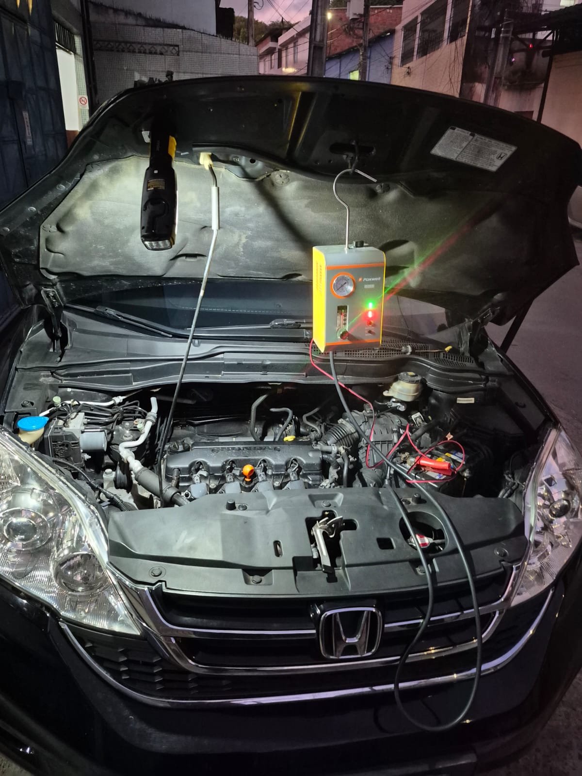 Motor de Honda CR-V com equipamento de diagnóstico conectado