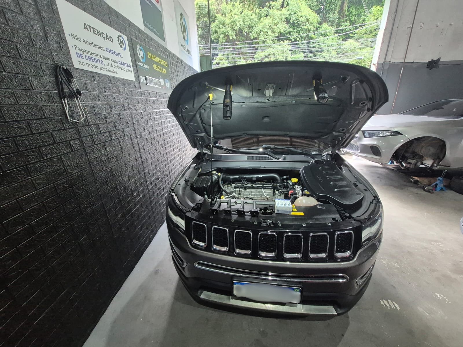 Jeep Compass em manutenção