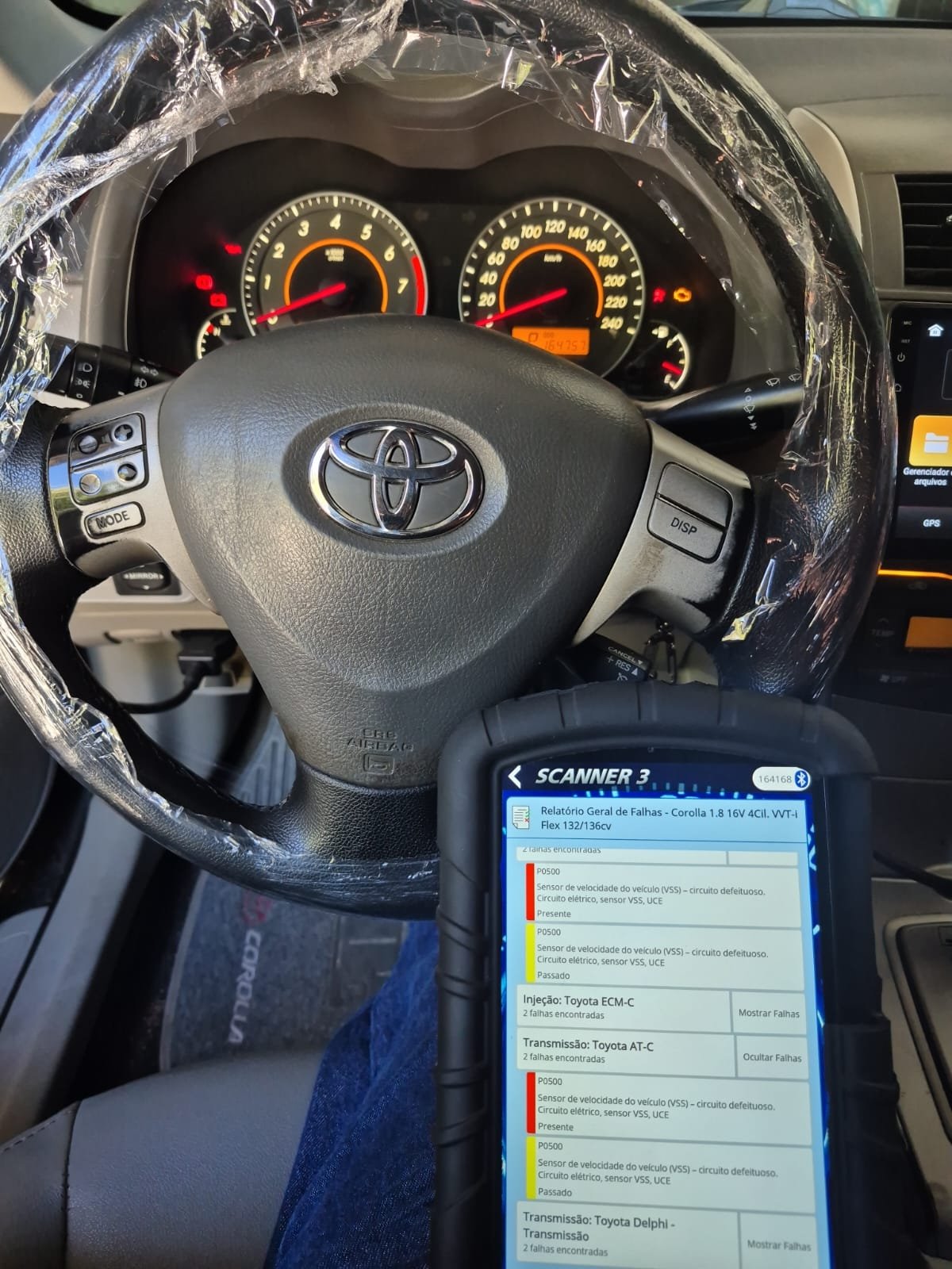 Scanner automotivo lendo falhas de transmissão em Toyota Corolla