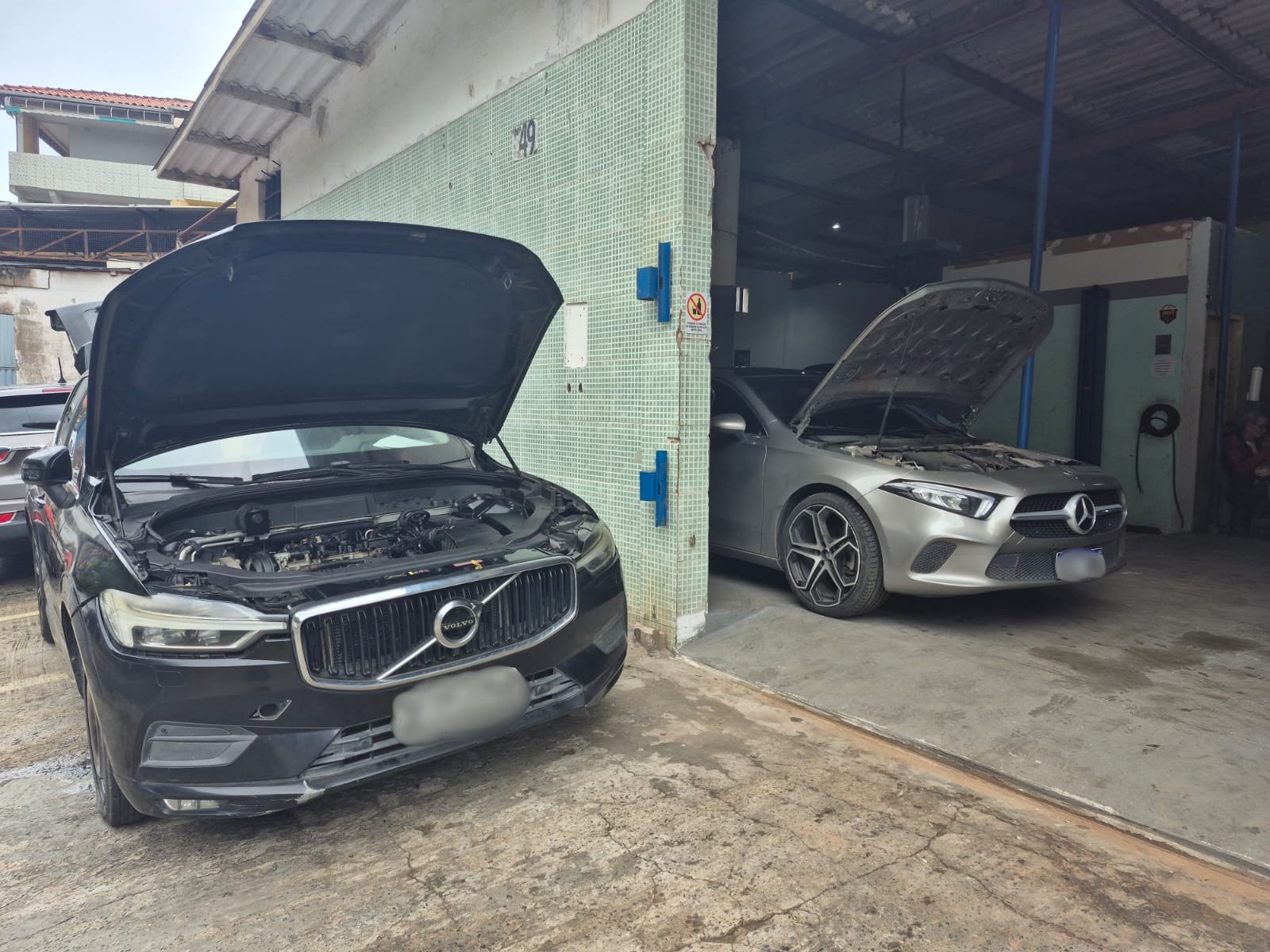 Fachada da oficina Melqui Câmbio Automático com veículos em atendimento