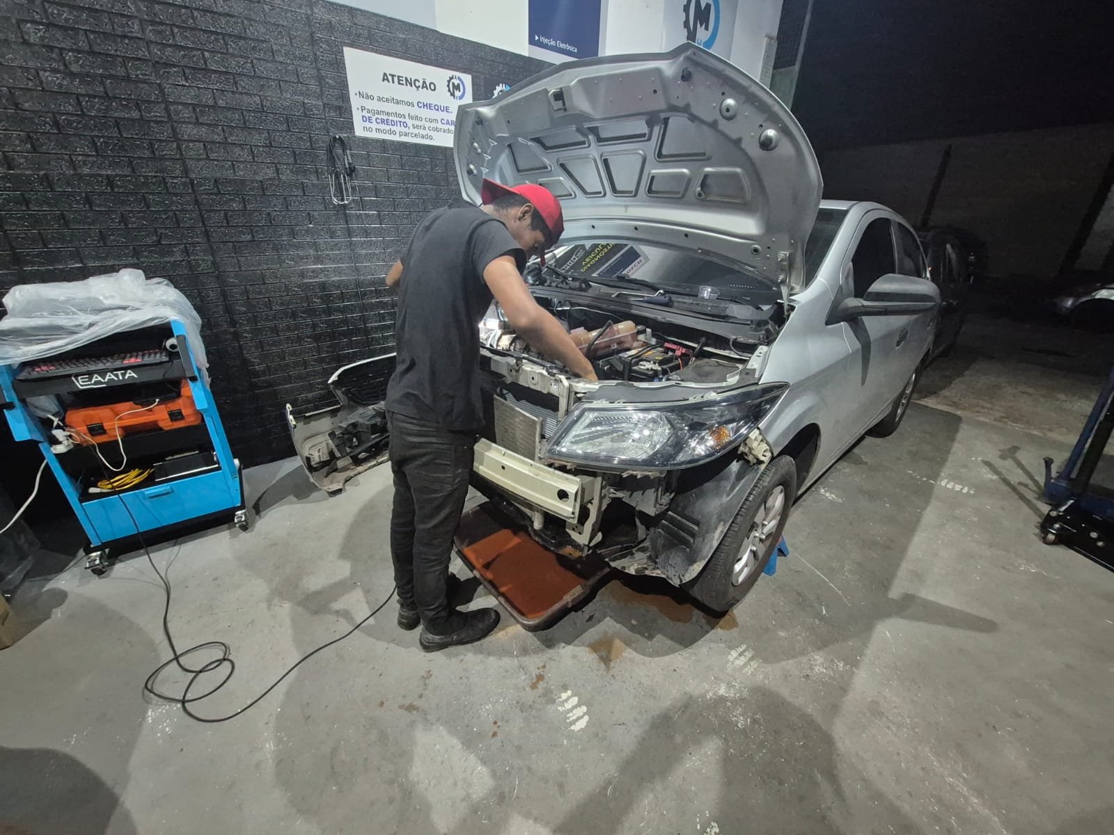 Técnico especializado realizando diagnóstico em veículo na Melqui Câmbio Automático